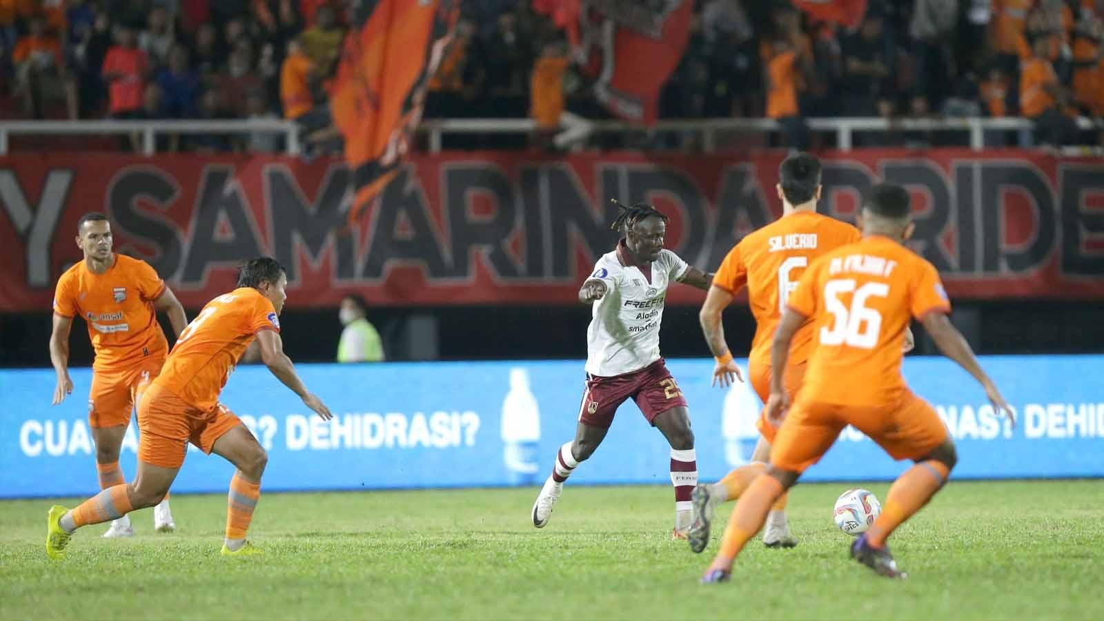 Gelandang Persis Solo, Moussa Sidibe, melepaskan sepakan ke gawang Borneo FC dalam lanjutan Liga 1 2023-2024 di Stadion Manahan Solo, Senin (27/11/23). (Foto: MO Persis Solo) - INDOSPORT