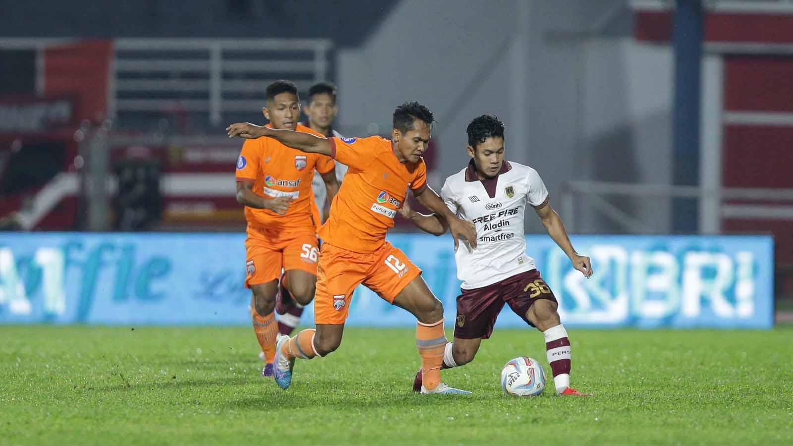 Gelandang Borneo FC, Hendro Siswanto, saat mengawal pergerakan winger Persis Solo, Althaf Indie Fahrezi, dalam pertandingan Liga 1 2023-2023 di Stadion Segiri, Senin (27/11/23). (Foto: MO Persis Solo)
