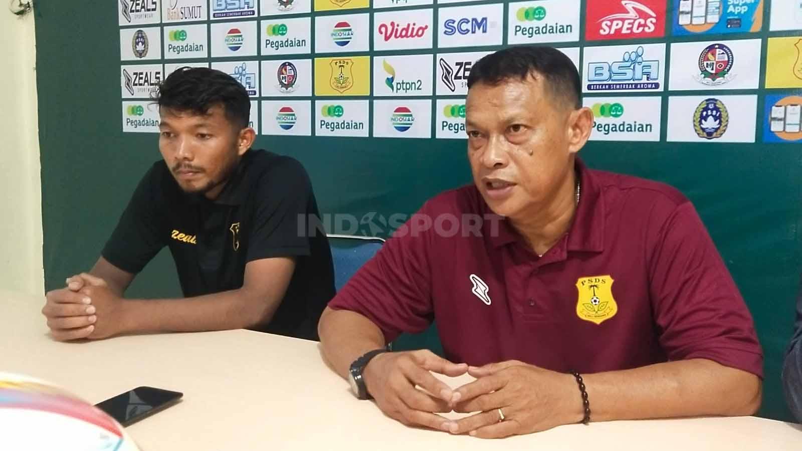 Pelatih PSDS, Zefrizal (kanan), didampingi pemainnya saat temu pers usai laga kontra PSMS. (Foto: Aldi Aulia Anwar/INDOSPORT)