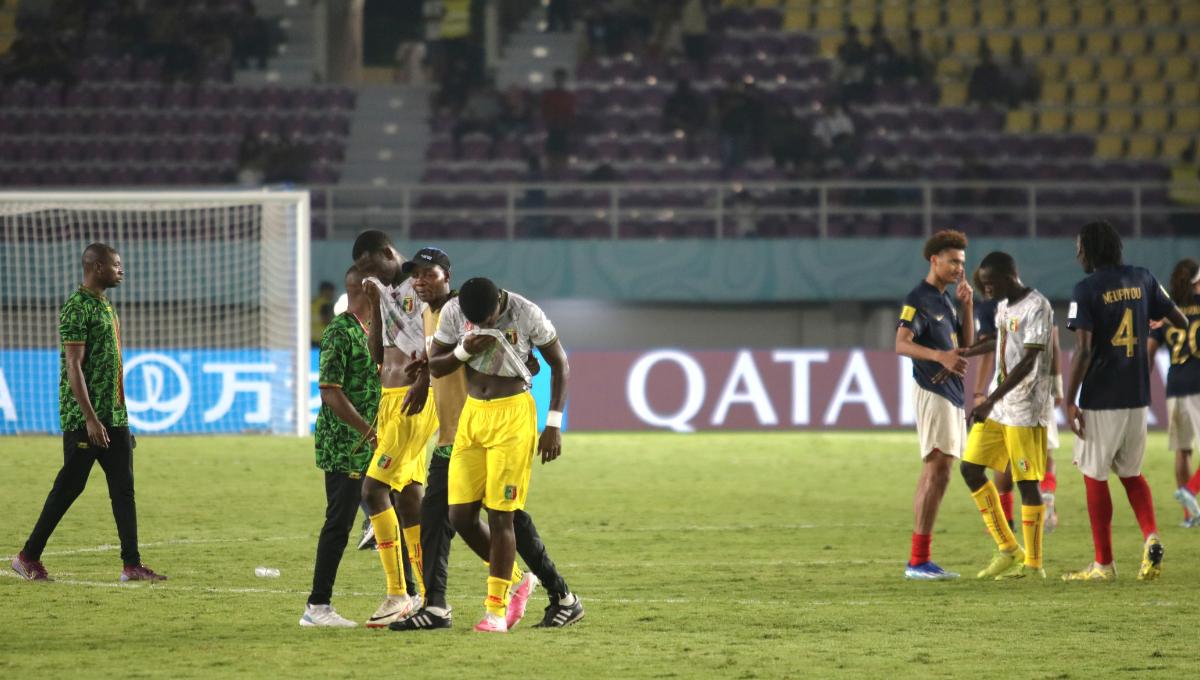 Banjir tangis para pemain Mali setelah gagal melaju ke final Piala Dunia U17 2023. Mali dikalahkan Perancis di Stadion Manahan Solo, Selasa (28/11/23). Foto: Nofik Lukman Hakim - INDOSPORT