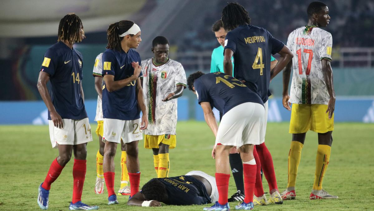Bek Perancis, Joachim Kayi Sanda, tergeletak setelah berduel dengan pemain Mali dalam pertandingan semifinal Piala Dunia U17 2023 di Stadion Manahan Solo, Selasa (28/11/23). Foto: Nofik Lukman Hakim