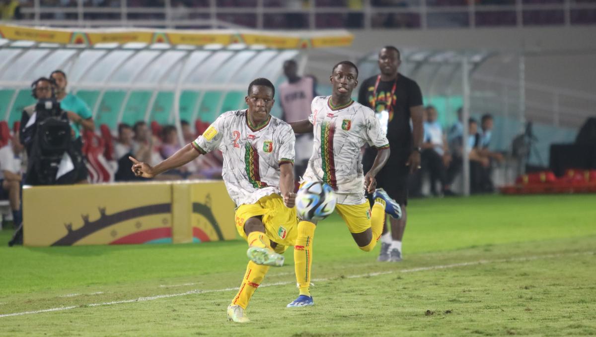 Bek Mali, Mousa Traore, melepaskan umpan ke Mamadou Doumbia dalam pertandingan semifinal Piala Dunia U17 2023 di Stadion Manahan Solo, Selasa (28/11/23). Foto: Nofik Lukman Hakim