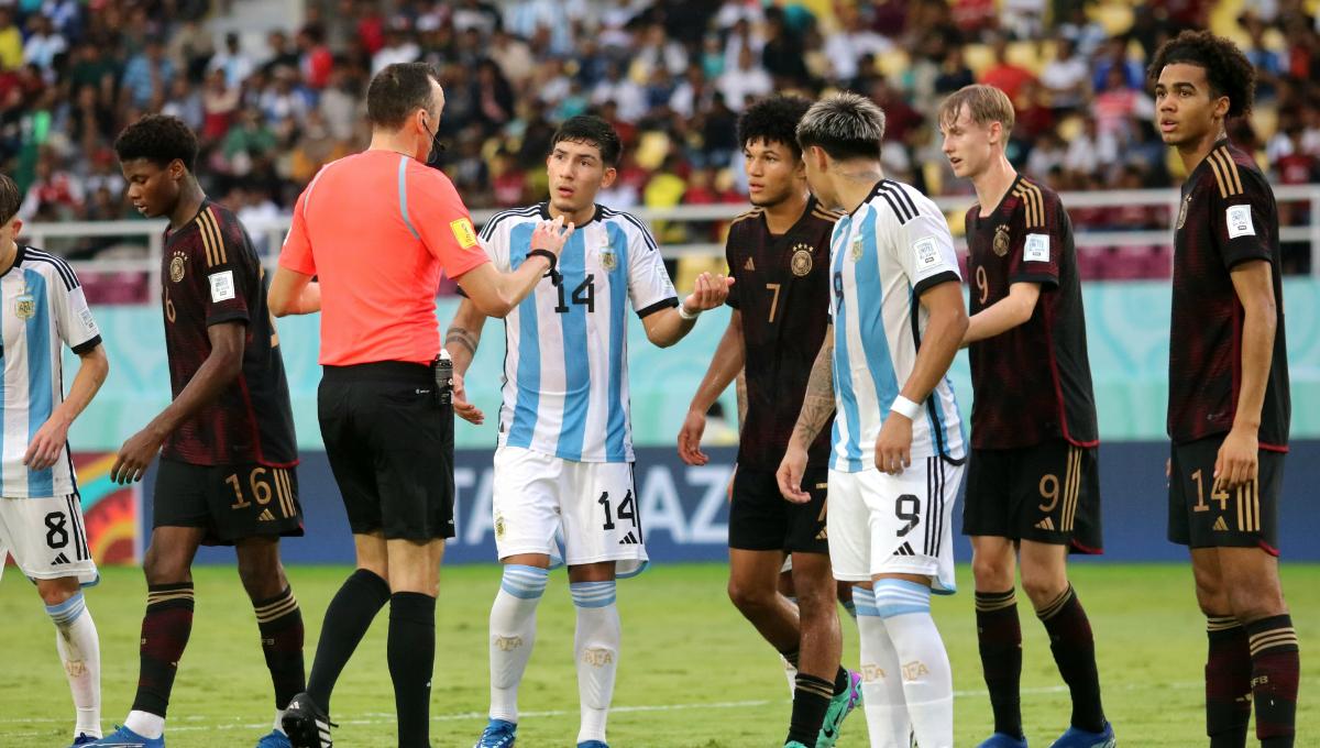 Para pemain Jerman dan Argentina saat mendengarkan komunikasi wasit dalam pertandingan semifinal Piala Dunia U17 2023 di Stadion Manahan Solo, Selasa (28/11/23). Foto: Nofik Lukman Hakim