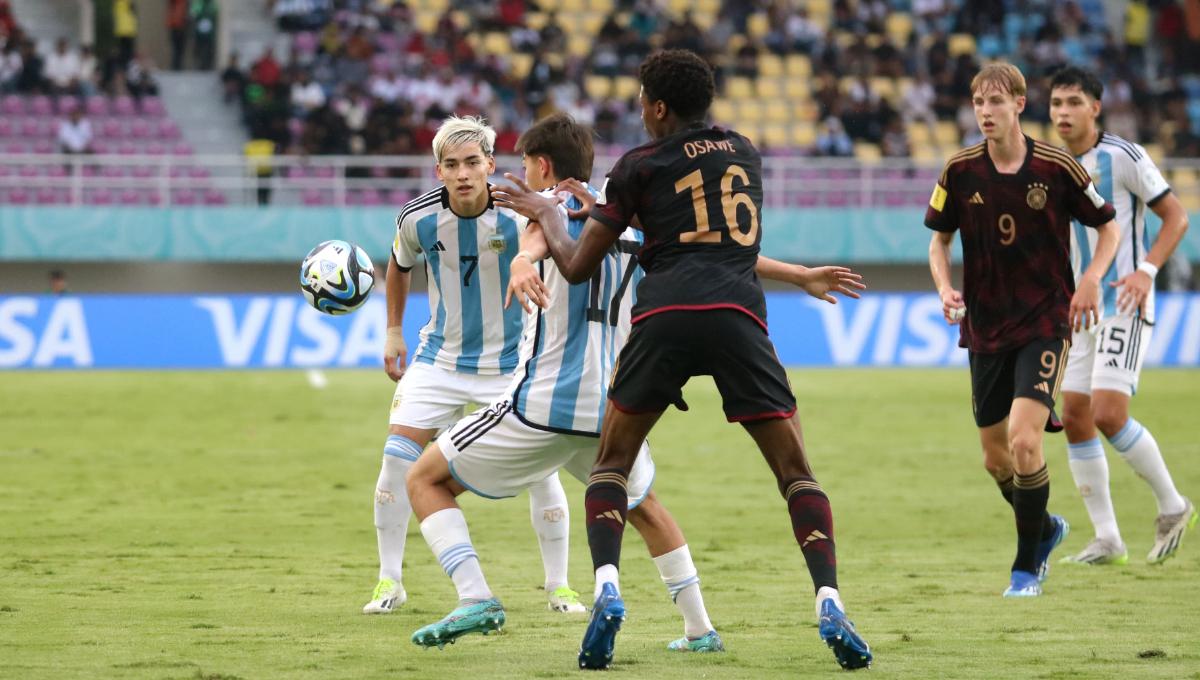 Duel pemain Argentina dengan Jerman dalam pertandingan semifinal Piala Dunia U17 2023 di Stadion Manahan Solo, Selasa (28/11/23). Foto: Nofik Lukman Hakim