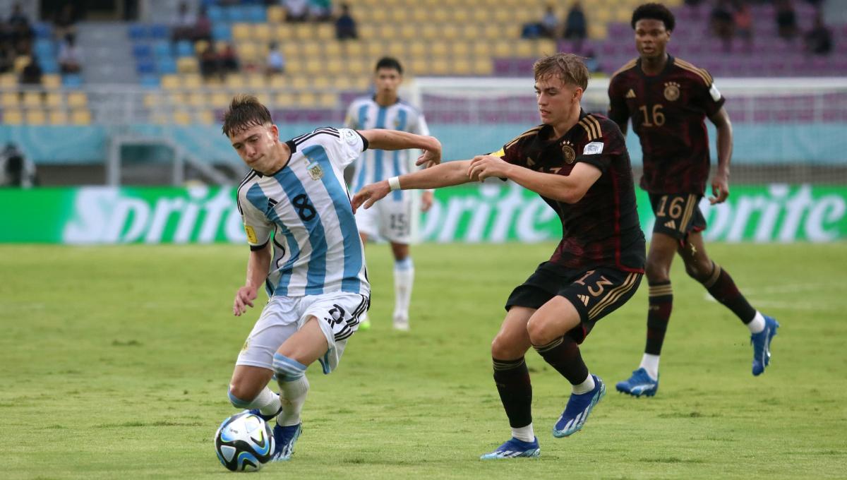 Gelandang Argentina, Gustavo Albarracin, dikawal bek Jerman, Maximilian Hennig, dalam pertandingan semifinal Piala Dunia U17 2023 di Stadion Manahan Solo, Selasa (28/11/23). Foto: Nofik Lukman Hakim