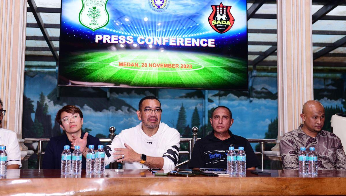 Arya Sinulingga (dua kiri) dan Edy Rahmayadi (dua kanan), menggelar jumpa pers terkait laporan Presiden Persiraja Banda Aceh, Nazaruddin Dek Gam. - INDOSPORT