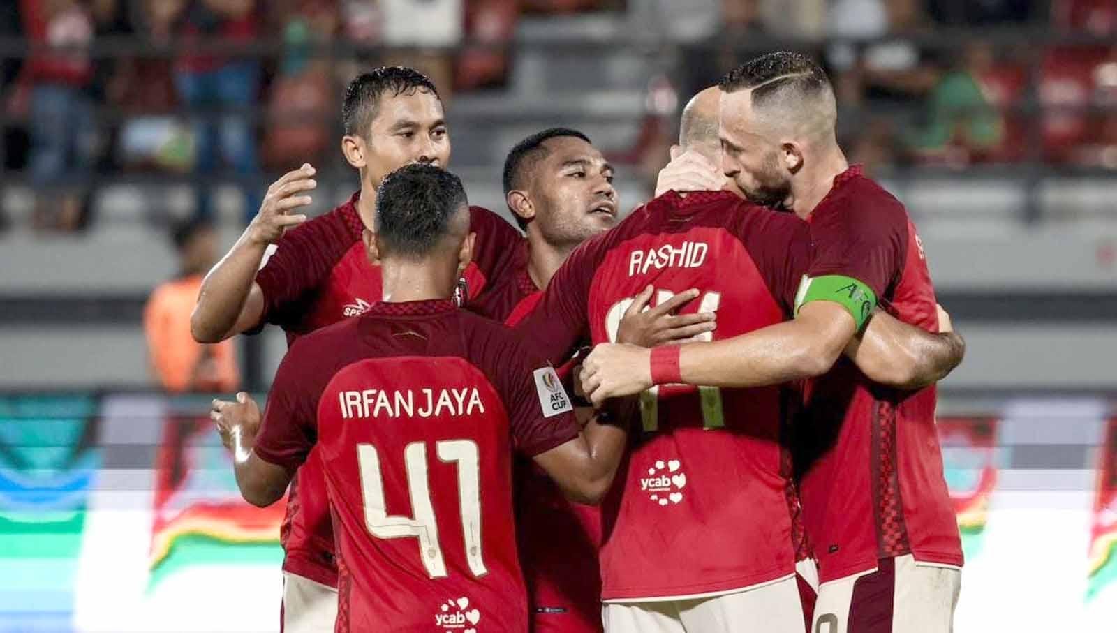 Skuat Bali United merayakan kemenangan atas Stallion Laguna FC dalam laga Piala AFC 2023-2024 grup G di Stadion Kapten I Wayan Dipta, Gianyar, Rabu (29/11/23). (Foto: MO Bali United) - INDOSPORT