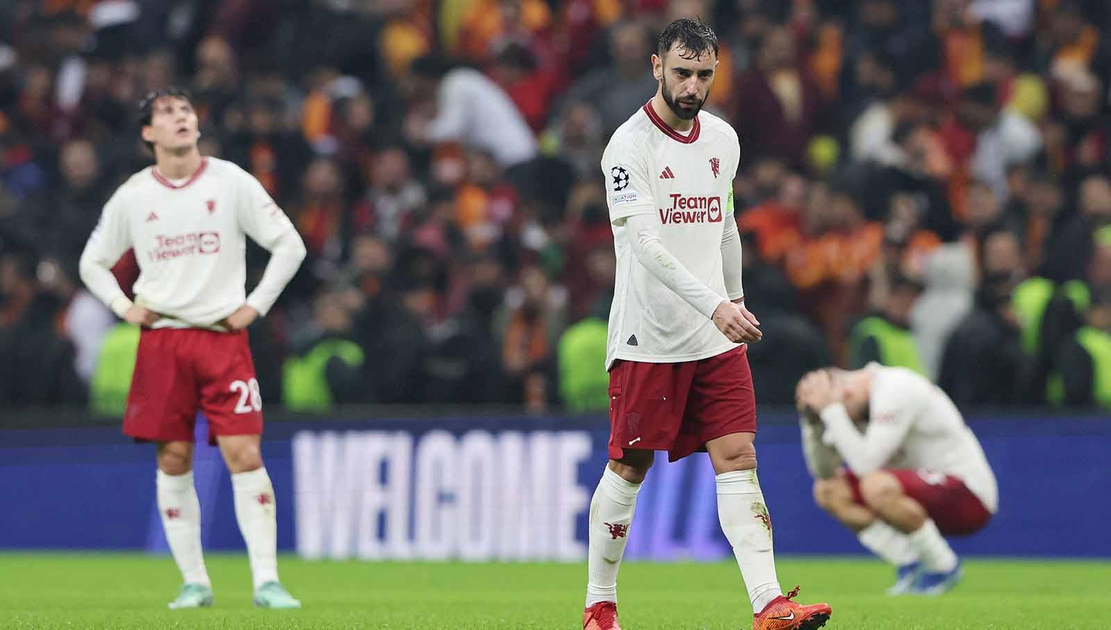 Ekspresi sedih terlihat di wajah Bruno Fernandes usai pertandingan pada laga Liga Champions di Stadion RAMS Park, Rabu (29/11/23), (Foto: REUTERS/Umit Bektas) - INDOSPORT