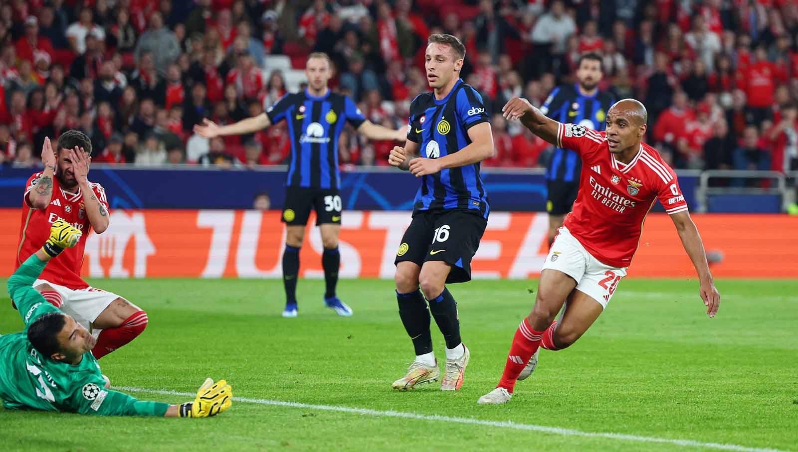 Joao Mario jadi salah satu pemain paling menonjol di matchday kelima fase grup Liga Champions 2023/2024 berkat hattrick-nya ke gawang Inter Milan. (Foto: REUTERS/Pedro Nunes)