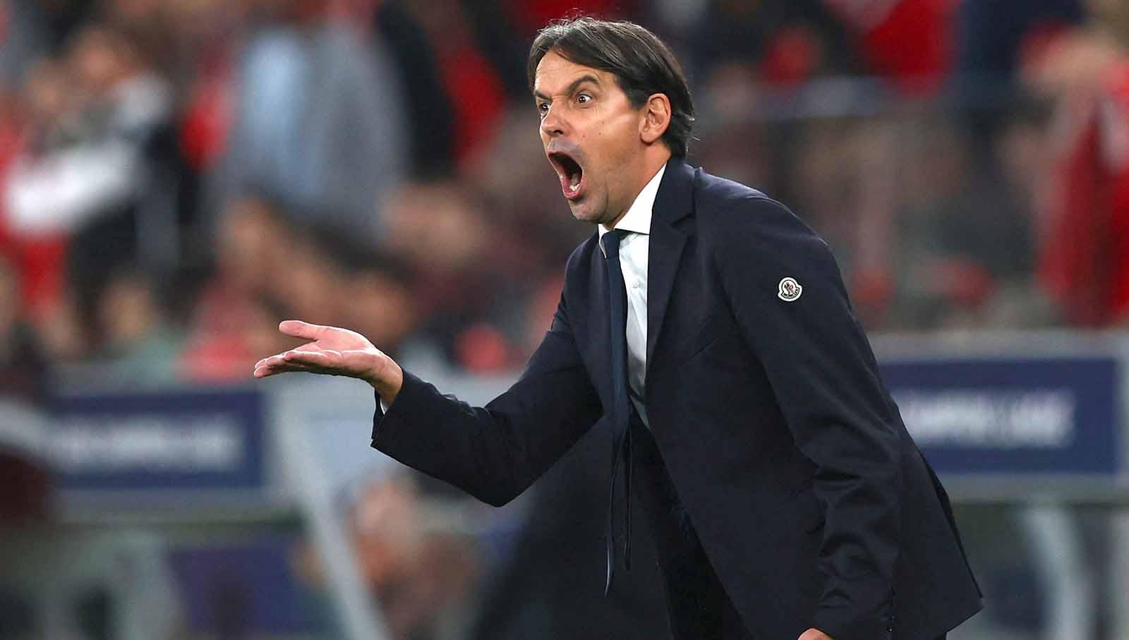 Reaksi pelatih Inter Milan Simone Inzaghi terlihat sangat kecewa di luar lapangan pada laga Liga Champions di Stadion da Luz, Lisbon, Rabu (29/11/23). (Foto: REUTERS/Pedro Nunes)