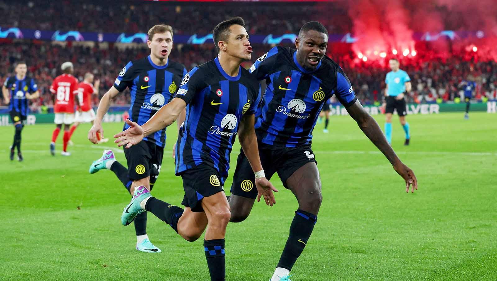 Selebrasi Alexis Sanchez usai mencetak gol ketiga bersama rekan setimnya pada laga Liga Champions di Stadion da Luz, Lisbon, Rabu (29/11/23). (Foto: REUTERS/Pedro Nunes)