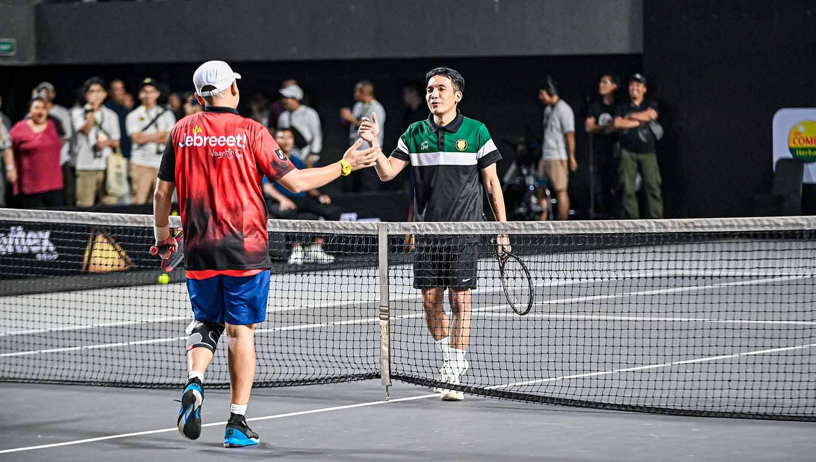 Deddy Mahendra Desta saat berjabat tangan usai mengalahkan Valentino Simanjuntak dalam pertandingan tenis The Juara. (Foto: Jebret Media) - INDOSPORT