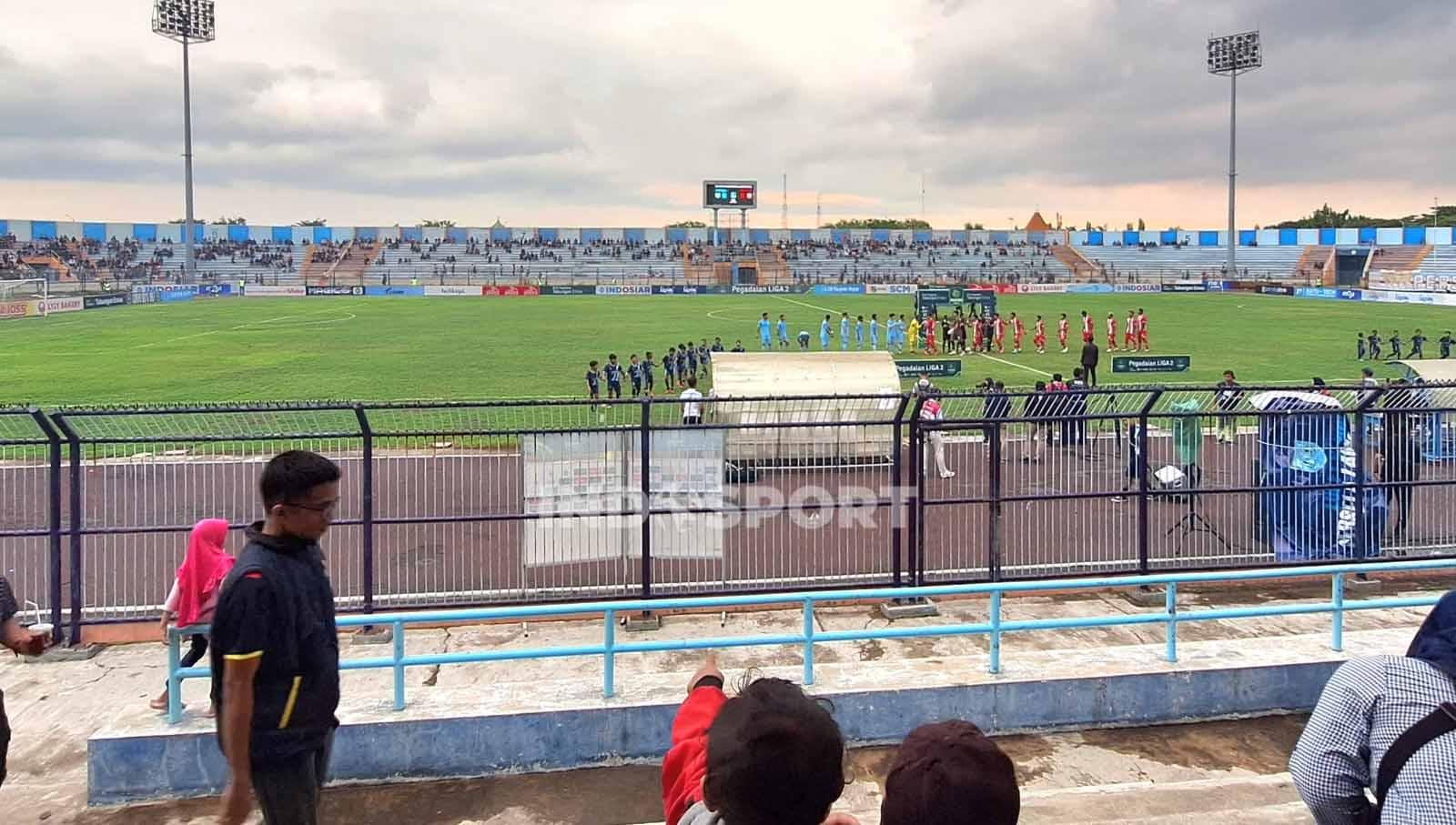 Stadion Surajaya akan direnovasi sesuai standar FIFA, diantaranya kualitas lapangan, lampu hingga single seat di tribun. (Foto: Ian Setiawan/INDOSPORT)
