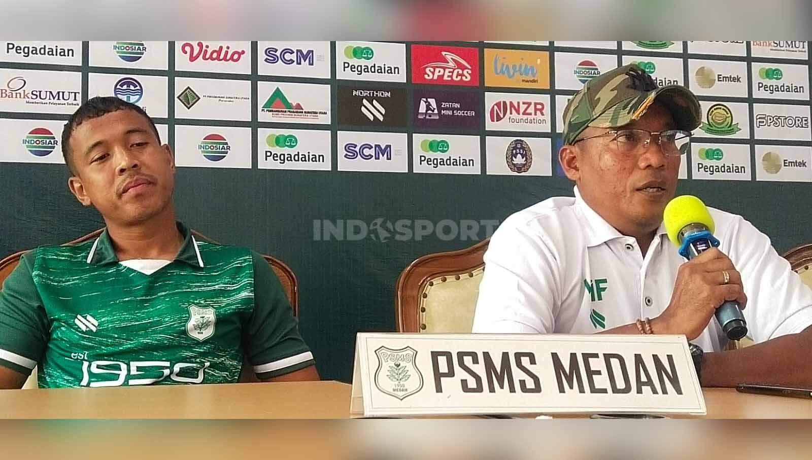 Pelatih PSMS Medan, Miftahudin Mukson (kanan), didampingi pemainnya, Guntur Triaji (kiri), dalam temu pers jelang laga melawan Semen Padang FC. (Foto: Aldi Aulia Anwar/INDOSPORT)