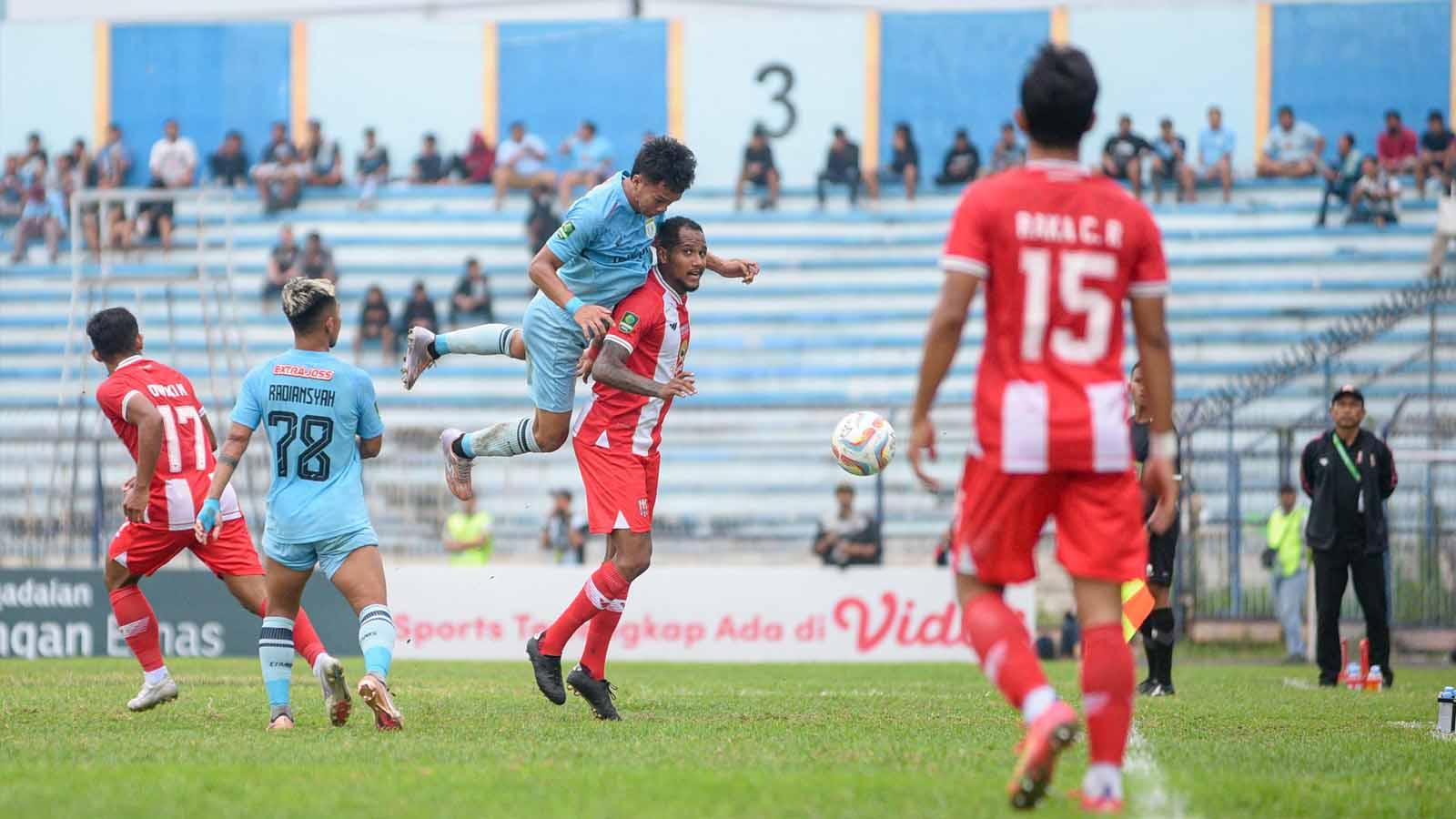 Duel udara pemain Persela dengan Deltras di laga Liga 2 di Stadion Surajaya. (Foto: MO Persela Lamongan) - INDOSPORT