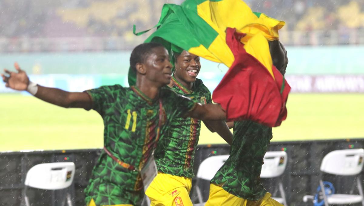 Pemain Mali, Noah Leinthu (tengah) bersama dua rekannya saat berlari mengibarkan bendera Mali usai memastikan tempat ketiga di Piala Dunia U17 2023 di Stadion Manahan Solo, Jumat (1/12/23). Foto: Nofik Lukman Hakim