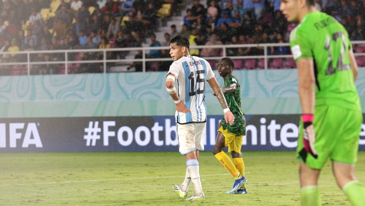 Bek Argentina, Juan Gimenez, dibuat kelelahan meladeni serangan Mali dalam perebutan tempat ketiga pada Piala Dunia U17 2023 di Stadion Manahan Solo, Jumat (1/12/23). Foto: Nofik Lukman Hakim