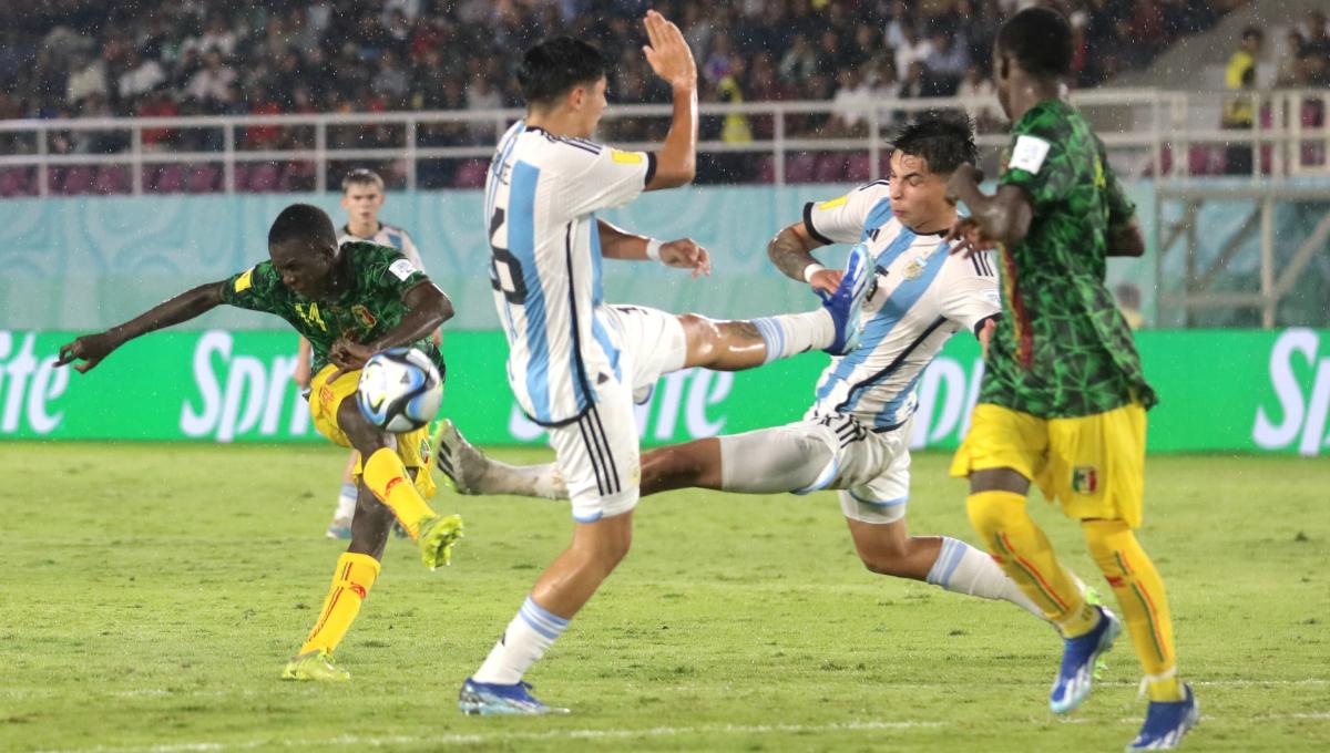 Dua pemain Argentina berusaha menutup upaya gelandang Mali, Ousmane Thiero, yang melepaskan tembakan dalam perebutan tempat ketiga pada Piala Dunia U17 2023 di Stadion Manahan Solo, Jumat (1/12/23). Foto: Nofik Lukman Hakim