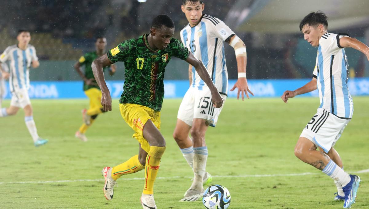 Penyerang Mali, Mamadou Doumbia, berusaha melewati bek Argentina dalam laga perebutan tempat ketiga pada Piala Dunia U17 2023 di Stadion Manahan Solo, Jumat (1/12/23). Foto: Nofik Lukman Hakim