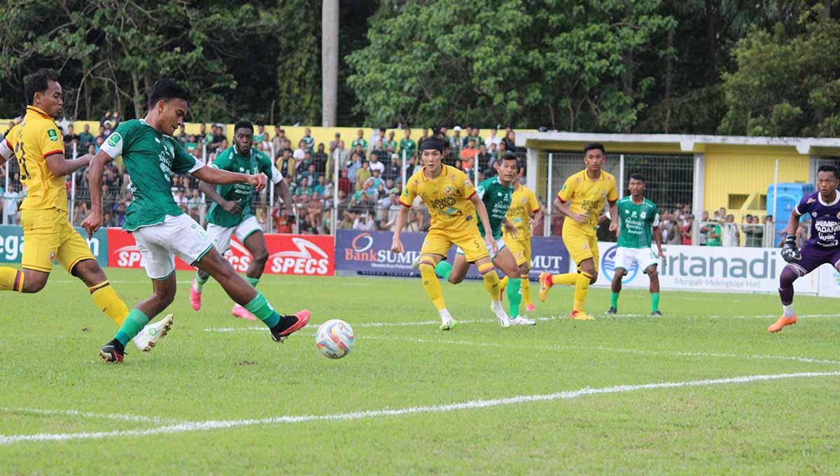 Pemain PSMS, Wahyu Rahmat Illahi (dua kiri baju hijau), mencoba memberi umpan ke rekan setimnya saat bersua Semen Padang.