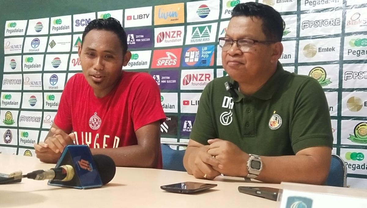 Pelatih Kepala Semen Padang, Delfiadri (kanan), didampingi pemainnya, Ahmad Ihwan (kiri). Foto: Aldi Aulia Anwar/INDOSPORT.