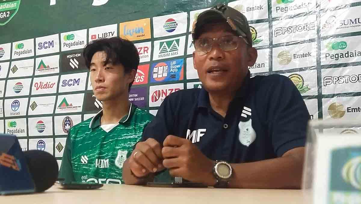 Pelatih PSMS Medan, Miftahudin Mukson (kanan), didampingi pemainnya, Kim Ki-su (kiri).