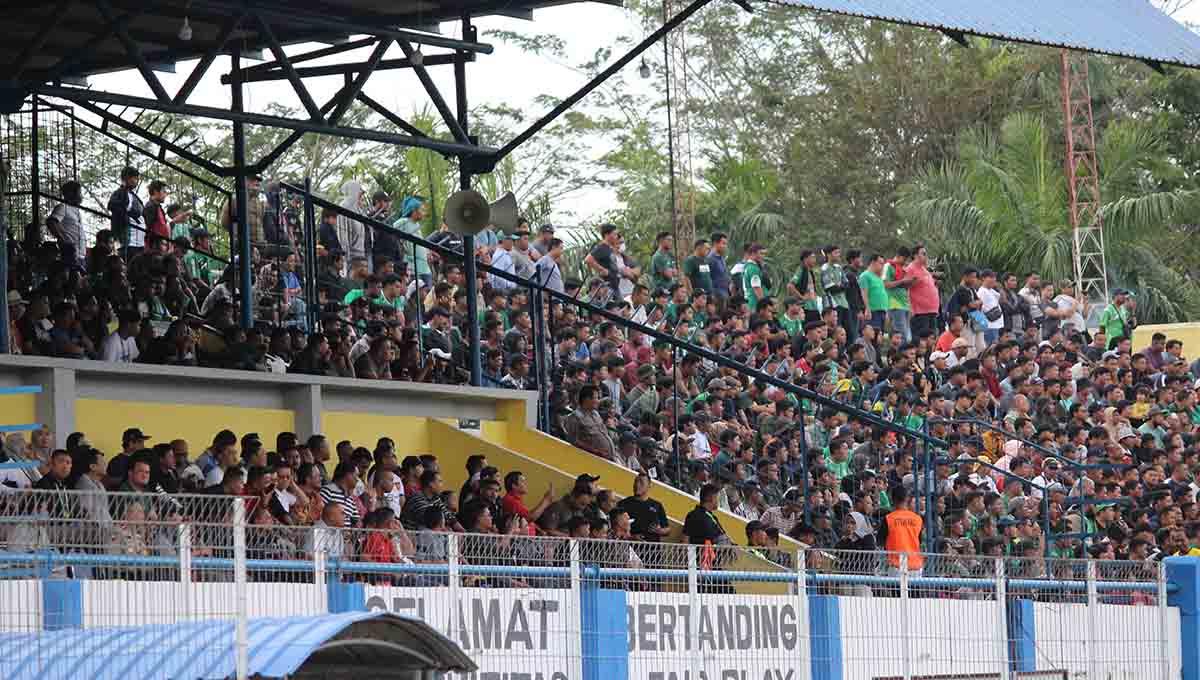 Penonton memenuhi tribun barat Stadion Baharoeddin Siregar, Lubuk Pakam, Deli Serdang saat laga PSMS Medan vs Semen Padang FC