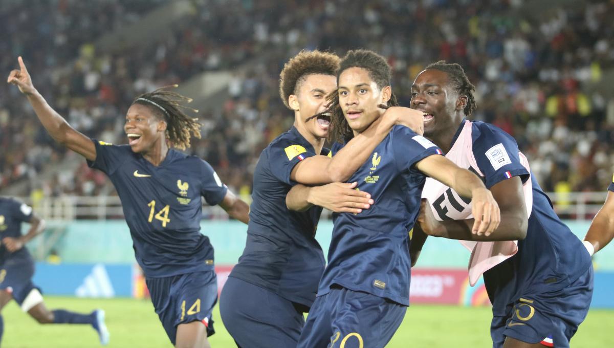 Selebrasi Perancis setelah gelandang Mathis Amougou menyamakan kedudukan menjadi 2-2 dalam partai final Piala Dunia U17 2023 di Stadion Manahan Solo, Sabtu (2/12/23). Foto: Nofik Lukman Hakim