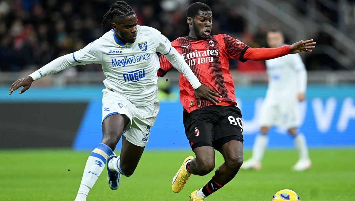 Pemain AC Milan, Yunus Musah sedang berebut bola dengan pemain Frisinone di Liga Italia.