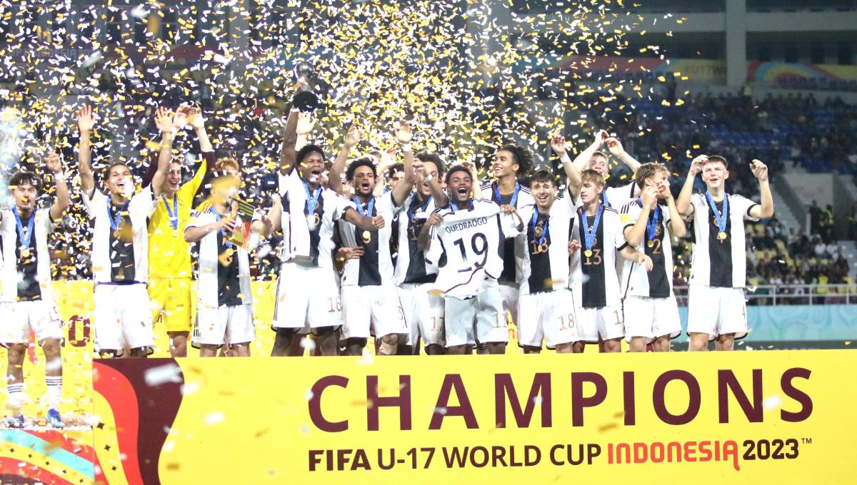Perayaan juara Piala Dunia U-17 2023 oleh tim Jerman setelah mengalahkan Perancis lewat drama adu penalti dengan skor 4-3 (2-2) pada babak final di Stadion Manahan Solo, Sabtu (02/12/23). Foto: Nofik Lukman Hakim
