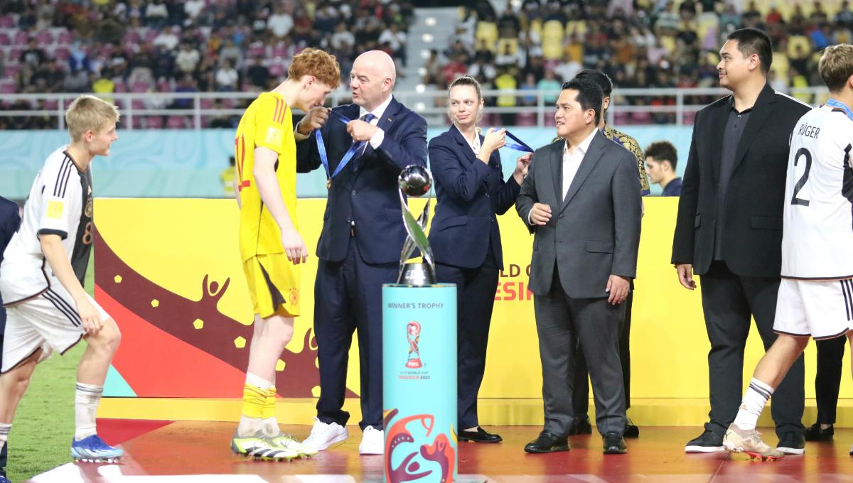 Presiden FIFA, Gianni Infantino, saat penyerahan medali ke tim Jerman sebagai juara Piala Dunia U17 2023. Foto: Nofik Lukman Hakim.