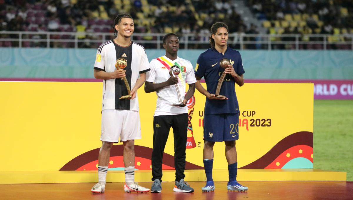 Winger Jerman, Paris Brunner (kiri), gelandang Mali, Hamidou Makalou (tengah) dan gelandang Perancis, Mathis Amougou (kanan), saat mengangkat piala pemain terbaik Piala Dunia U17 2023. Foto: Nofik Lukman Hakim