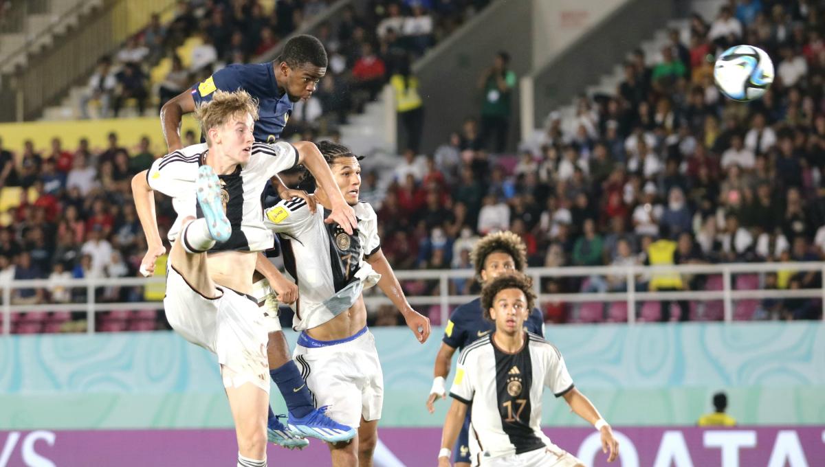 Bek Perancis saat memenangi duel melawan pemain Jerman dalam partai final Piala Dunia U17 2023 di Stadion Manahan Solo, Sabtu (2/12/23). Foto: Nofik Lukman Hakim