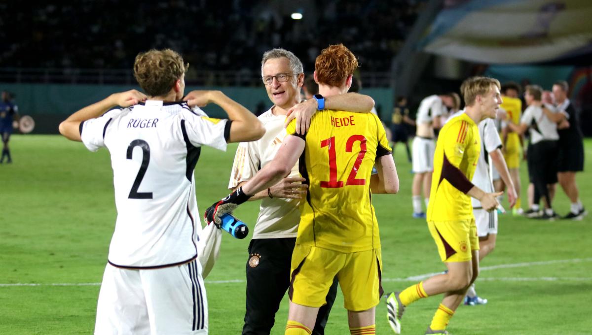 Keceriaan pemain dan ofisial Jerman setelah juara Piala Dunia U-17 2023. Foto: Nofik Lukman Hakim. - INDOSPORT