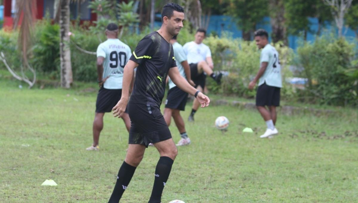Otavio Dutra saat berlatih bersama PSBS Biak. Foto: Sudjarwo/INDOSPORT. - INDOSPORT