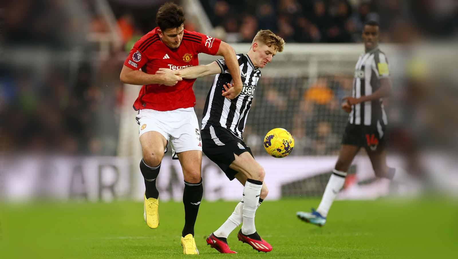 Anthony Gordon sendiri sempat berduel dengan Harry Maguire saat berusaha mencetak gol ke gawang Manchester United. Foto: Reuters/Lee Smith.