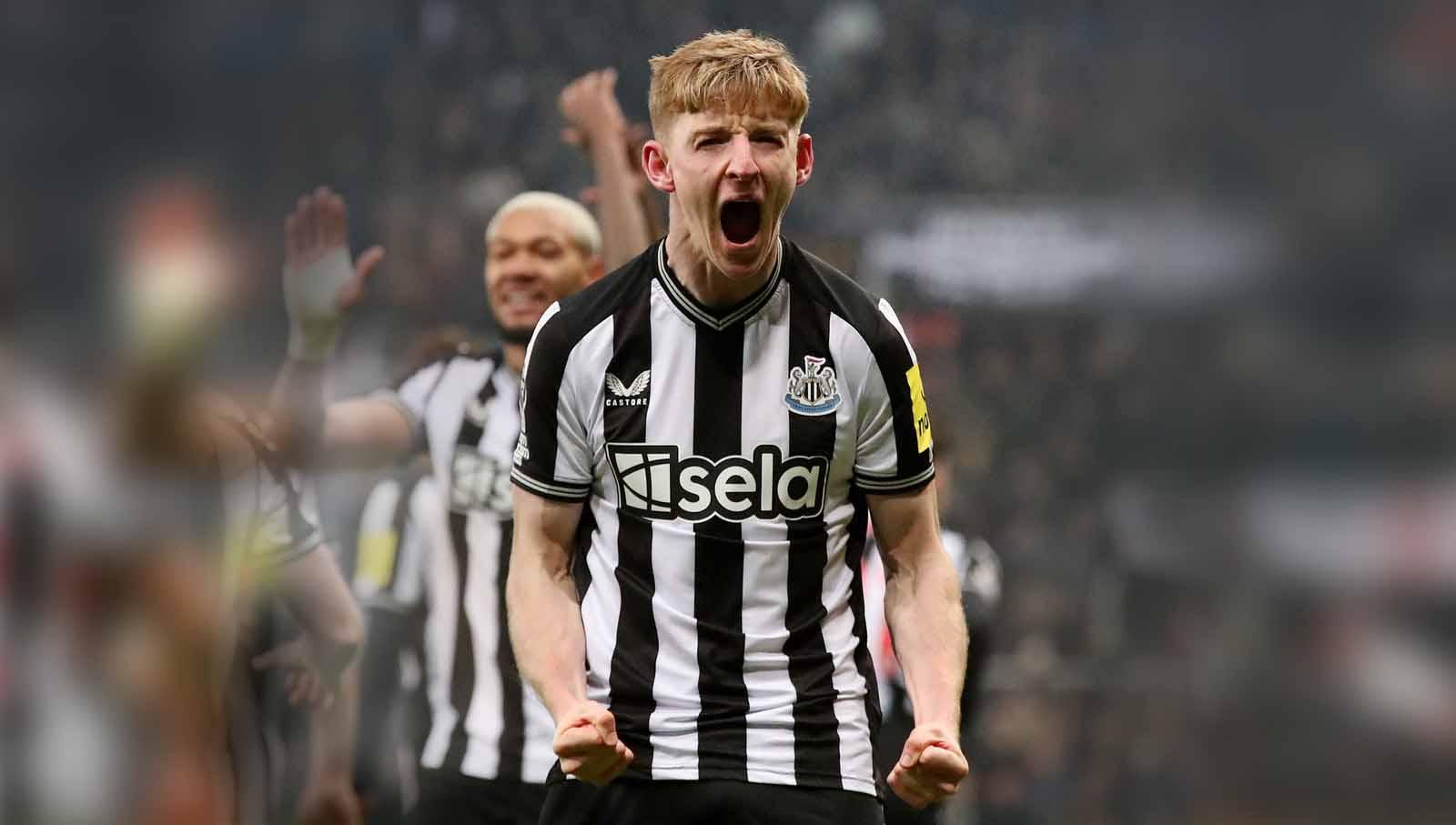 Anthony Gordon pun terlihat berselebrasi setelah berhasil membuat Newcastle United unggul. Foto: REUTERS/Scott Heppell.