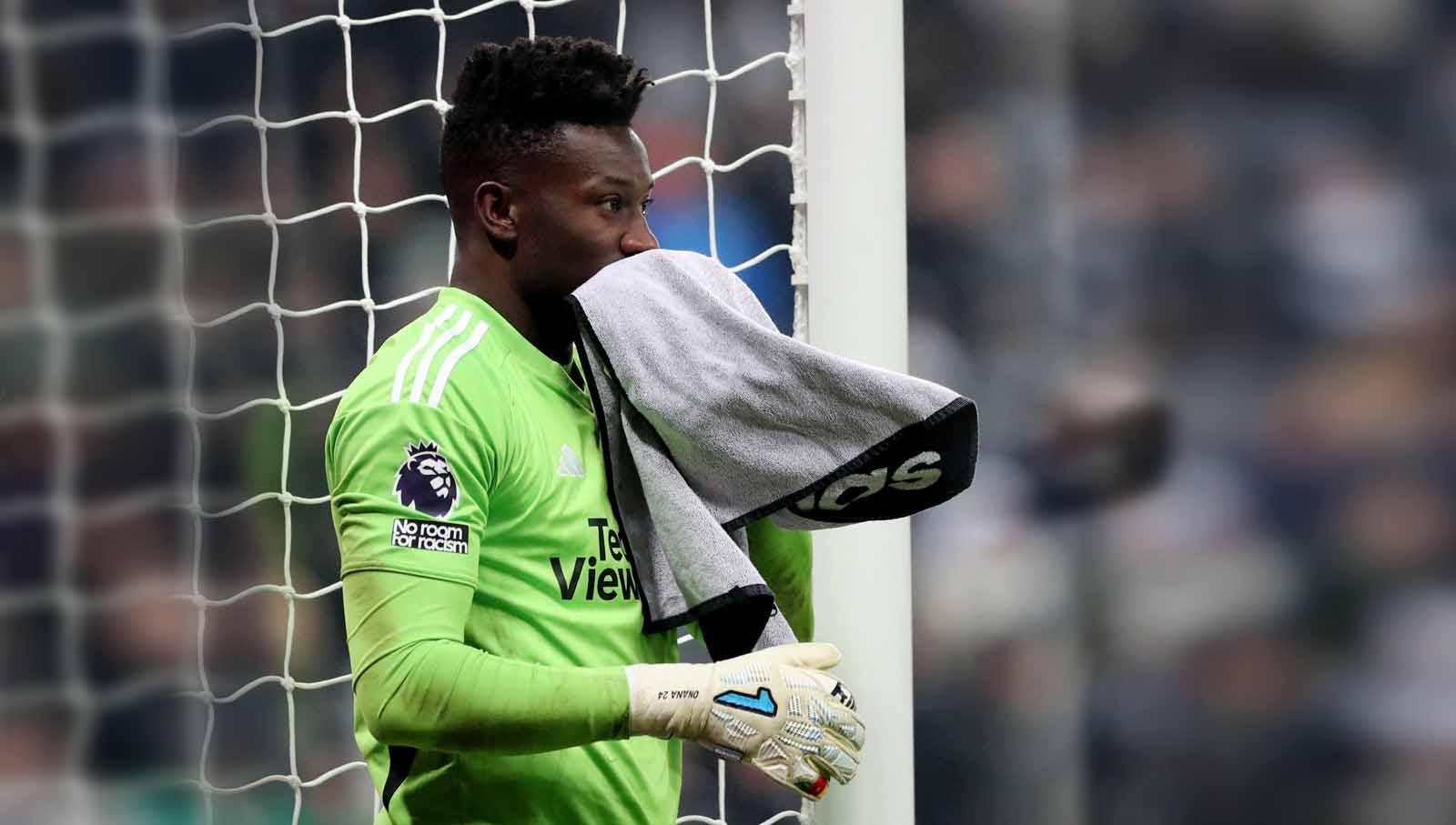 Salah satu reaksi Andre Onana saat pertandingan berlangsung. Foto: Reuters/Scott Heppell.