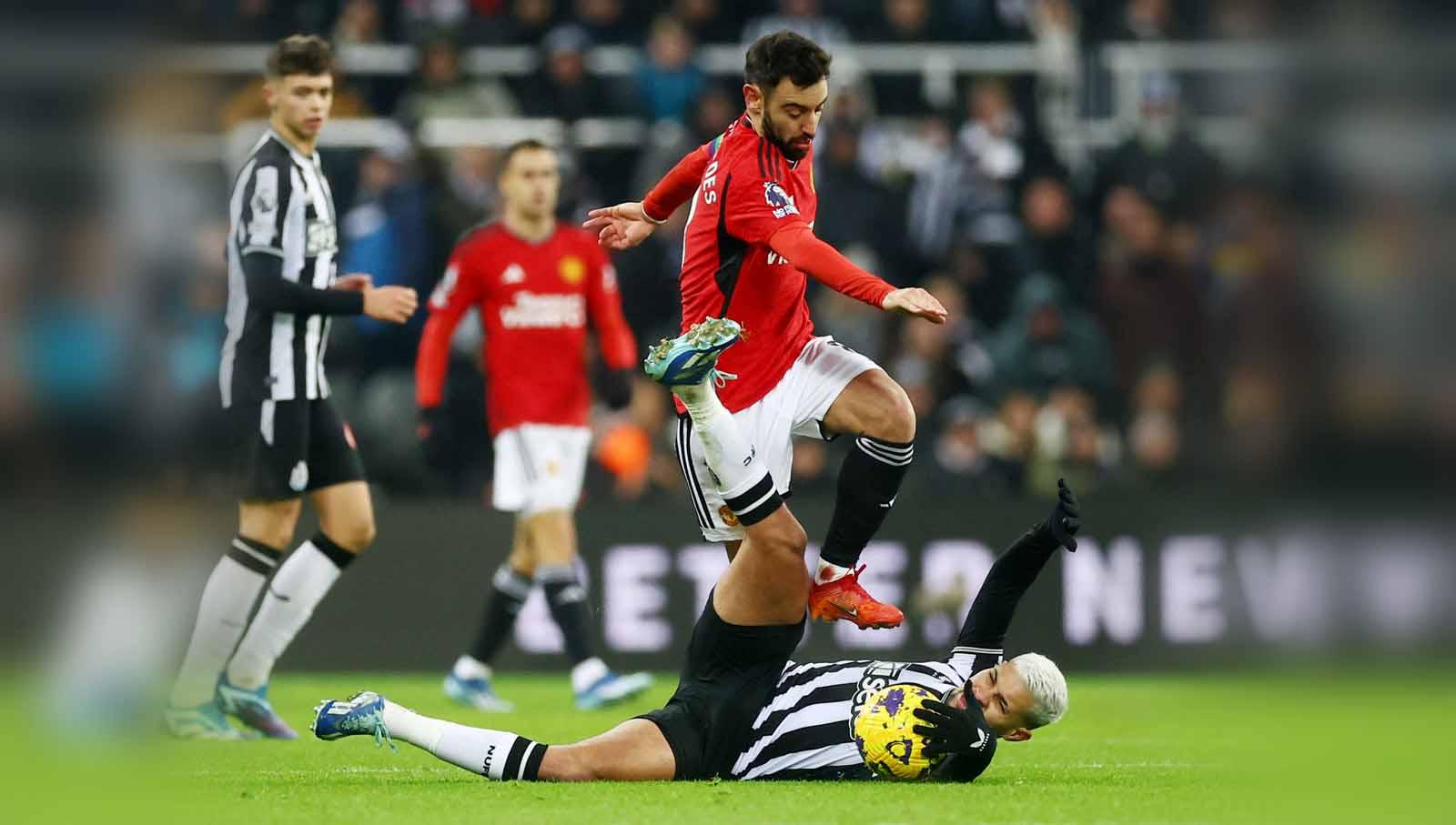 Bruno Fernandes saat melakukan pelanggaran terhadap Bruno Guimaraes. Foto: Reuters/Lee Smith.