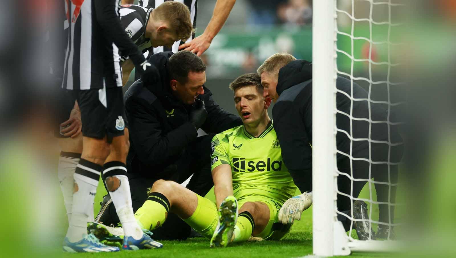 Kiper Newcastle United, Nick Pope, juga mendapat perawatan medis karena mengalami cedera paha. Foto: Reuters/Lee Smith.