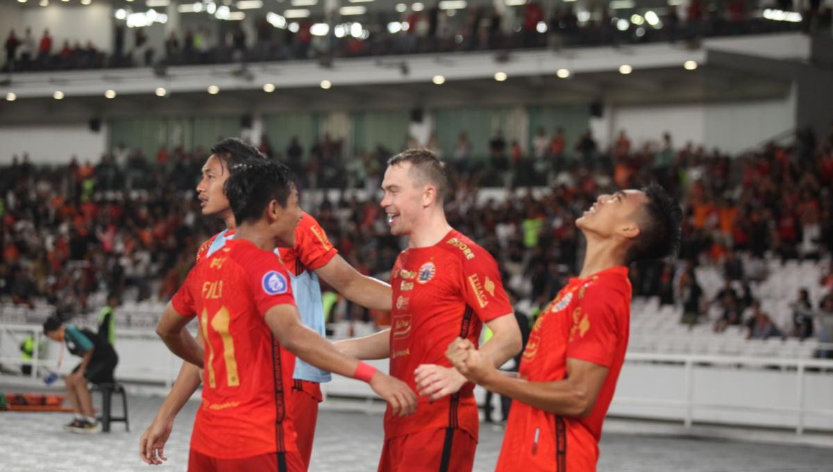 Selebrasi para pemain Persija usai Maciej Gajos mencetak gol ke gawang Persita dalam laga Liga 1 2023/2024 pekan ke-21 di Stadion GBK, Minggu (03/12/23).