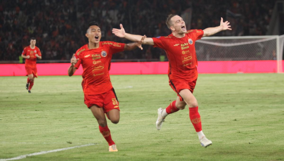 Selebrasi pemain Persija, Maciej Gajos usai mencetak gol ke gawang Persita dalam laga Liga 1 2023/2024 pekan ke-21 di Stadion GBK, Minggu (03/12/23).