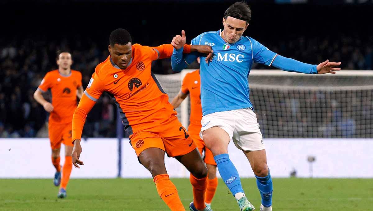 Pemain Inter Milan, Denzel Dumfries sedang berduel untuk merebut bola dengan pemain Napoli di Liga Italia.