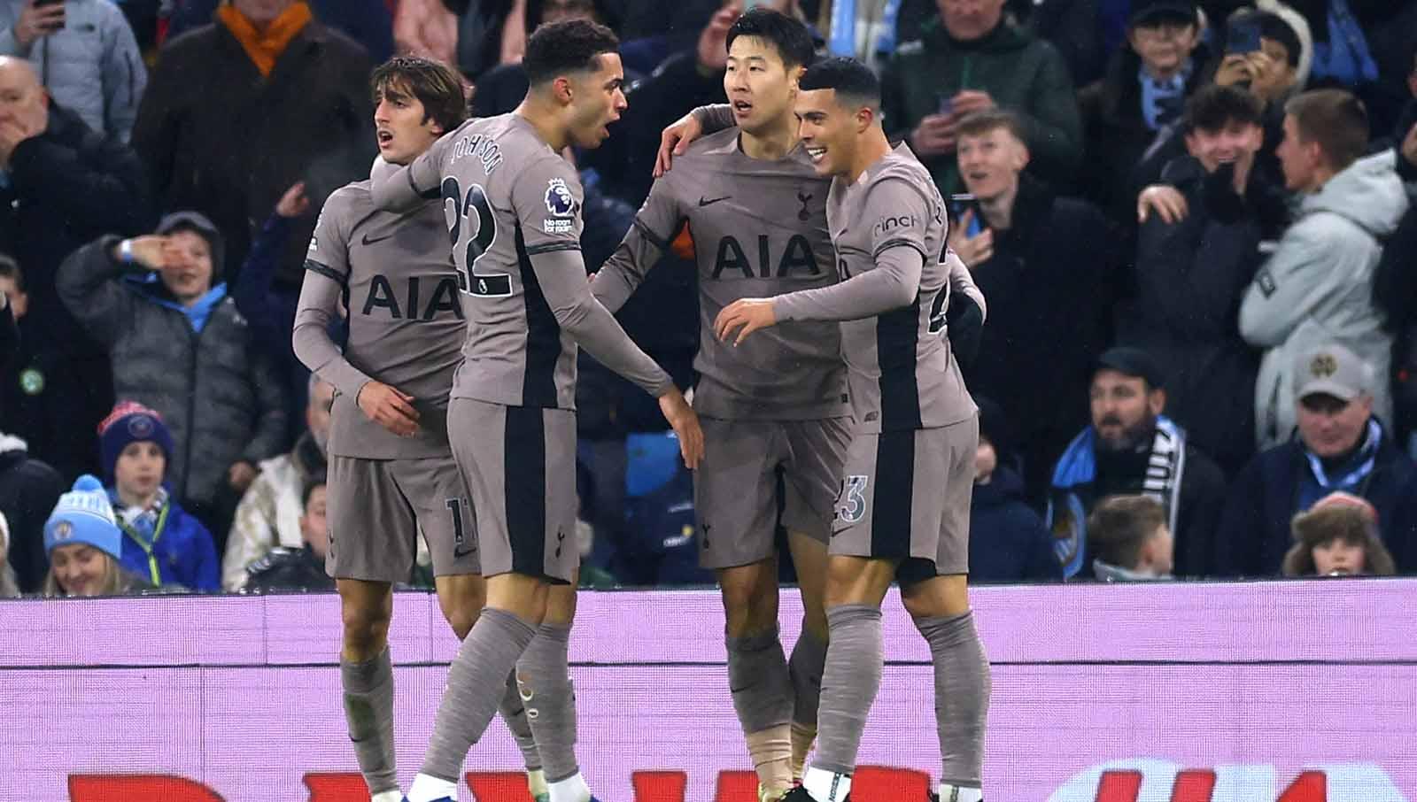 Son Heung-min merayakan gol pertama pada menit ke 9' bersama rekan tim Bryan Gil, Brennan Johnson dan Pedro Porro pada laga Liga Primer Inggris di Stadion Etihad, Inggris, Minggu (03/12/23). (Foto: Reuters/Lee Smith)