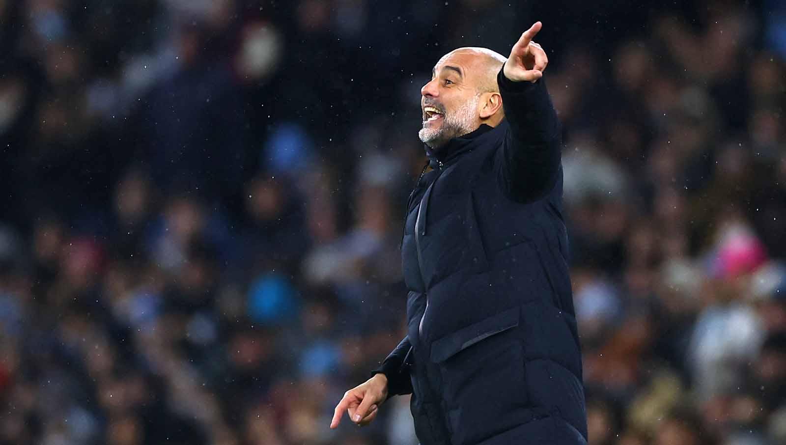 Pelatih Manchester City Pep Guardiola saat memberikan instruksi di pinggir lapangan pada laga Liga Primer Inggris di Stadion Etihad, Inggris, Minggu (03/12/23). (Foto: REUTERS/Carl Recine)
