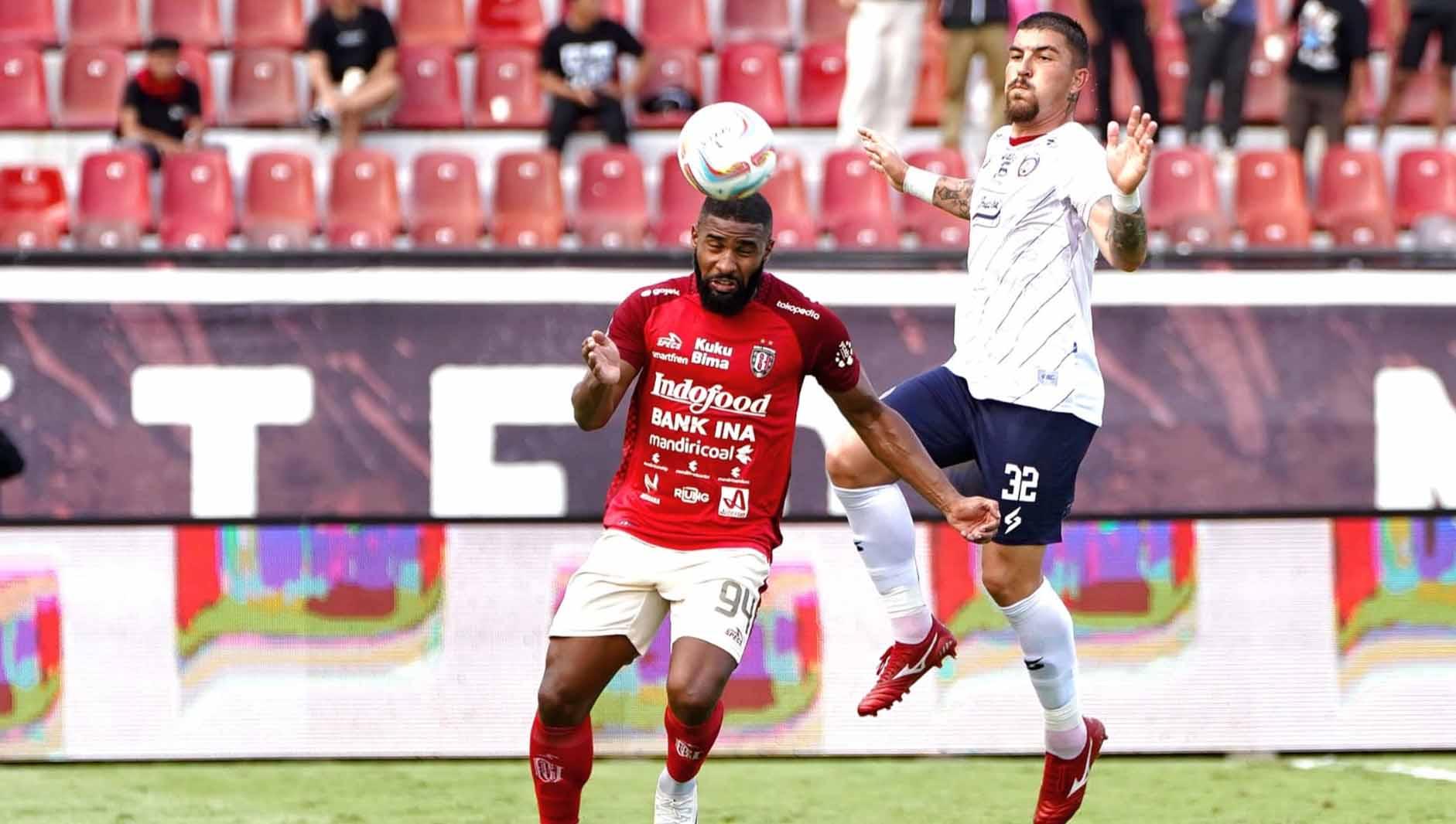 Charles Raphael berusaha menempel ketat pergerakan Jefferson pada laga BRI Liga 1 di Stadion Kapten I Wayan Dipta (Gianyar), Bali, Senin (04/12/23). (Foto: MO Arema FC)