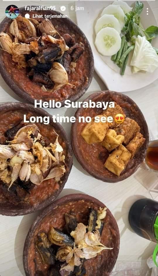 Fajar Alfian pamer makan sambal saat tur ke Surabaya (Foto: IG Story @fajaralfian95) Copyright: Instagram