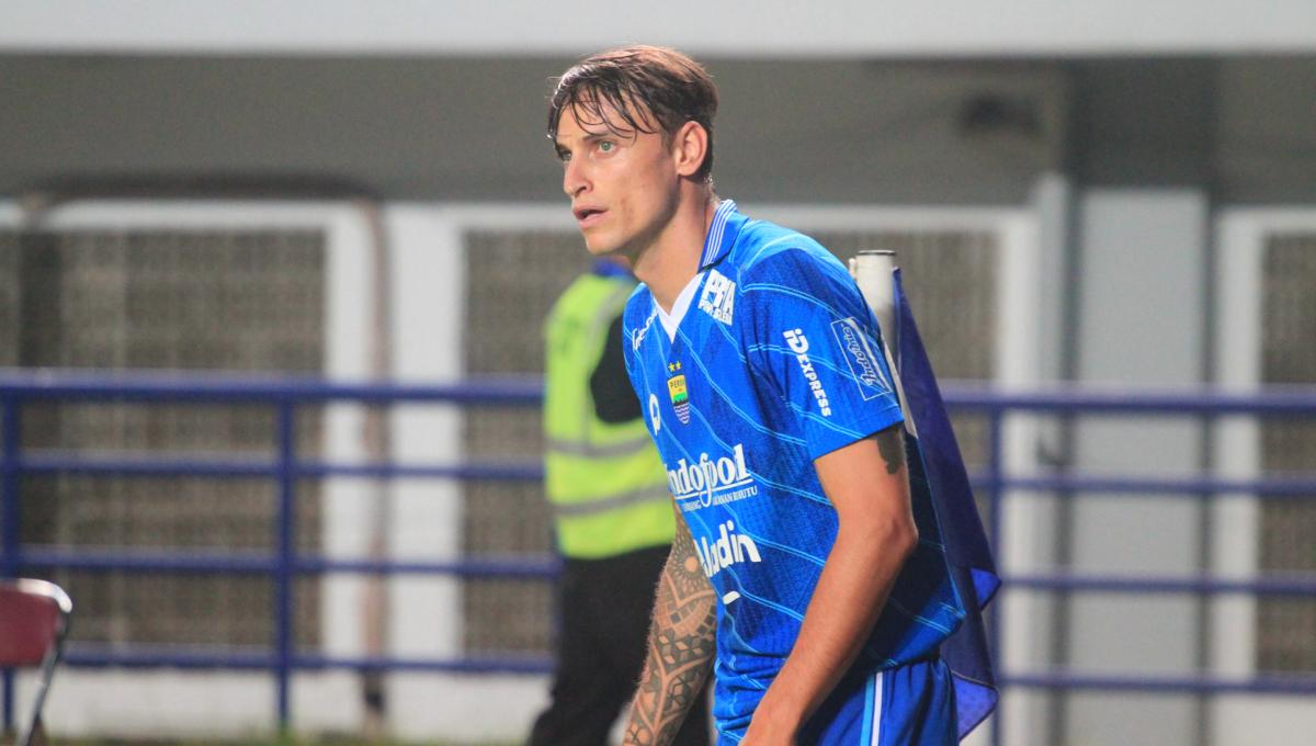 Pemain anyar Persib, Stefano Beltrame menjalani debutnya di kompetisi Liga1 2023-2024 saat menghadapi PSM Makassar di Stadion Gelora Bandung Lautan Api (GBLA), Kota Bandung, Senin (04/12/23)