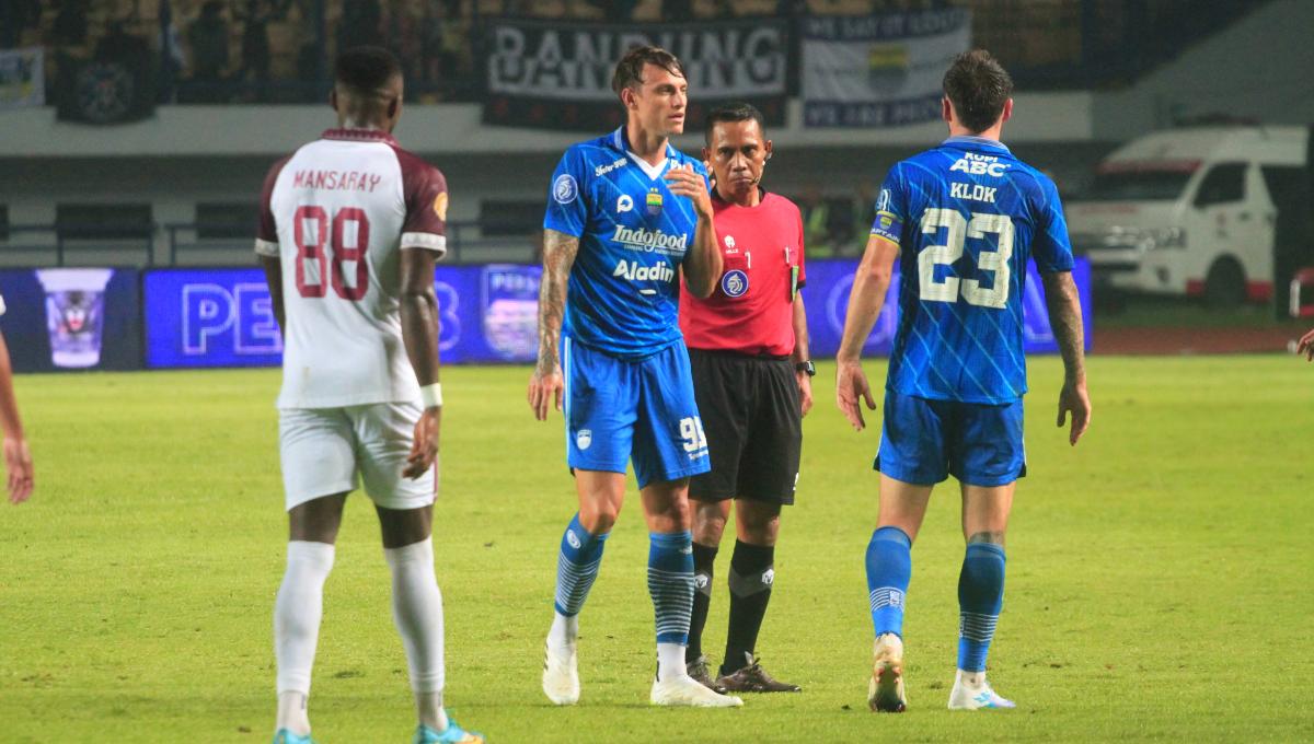 Pemain anyar Persib, Stefano Beltrame menjalani debutnya di kompetisi Liga1 2023-2024 saat menghadapi PSM Makassar di Stadion Gelora Bandung Lautan Api (GBLA), Kota Bandung, Senin (04/12/23)