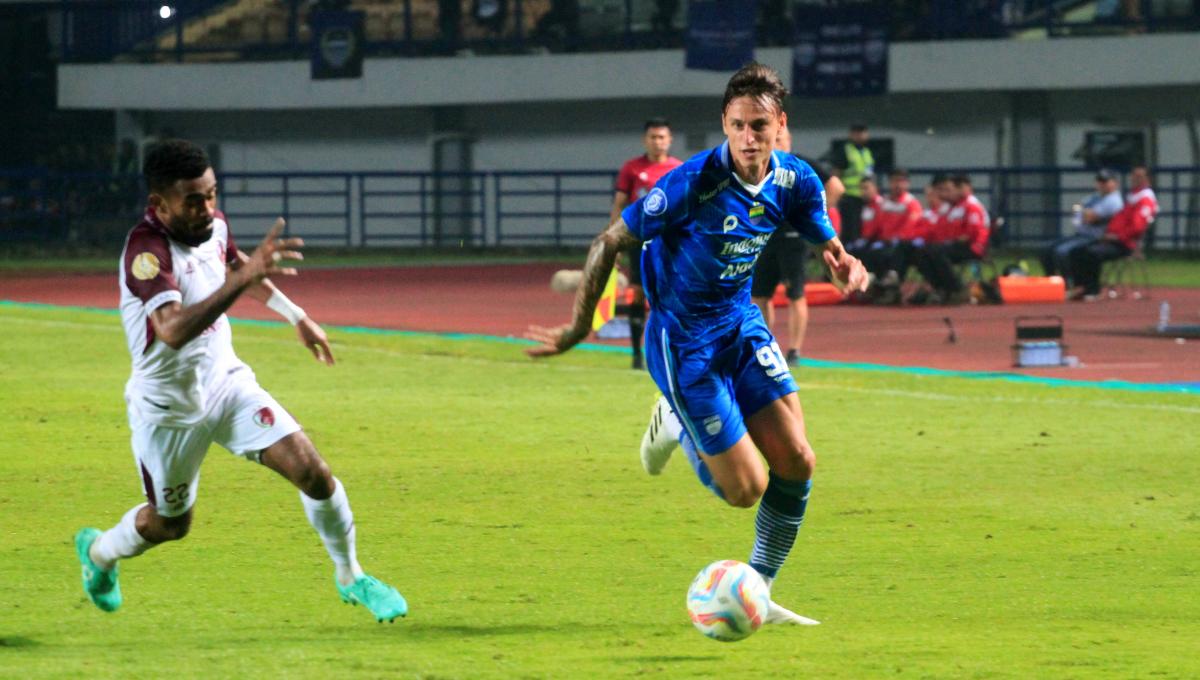 Pemain anyar Persib, Stefano Beltrame menjalani debutnya di kompetisi Liga1 2023-2024 saat menghadapi PSM Makassar di Stadion Gelora Bandung Lautan Api (GBLA), Kota Bandung, Senin (04/12/23)